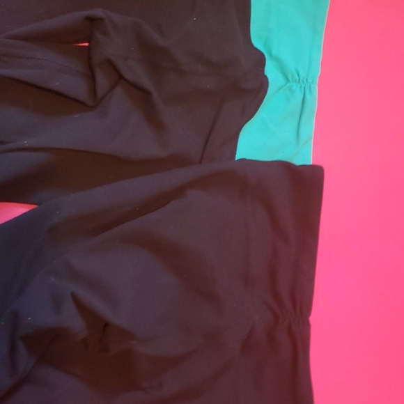 2 pairs lululemon crops - Picture 6 of 6